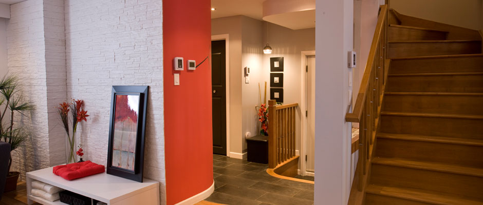 Entr&eacute;e de maison et corridor color&eacute;s avec teintes de rouge