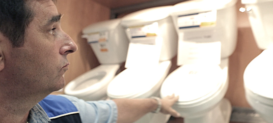 Plumbing Expert Michel Mass&eacute; explaining advantages and differences between toilets