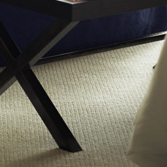 Moquette ou tapis textur&eacute; qui couvre toute la surface du salon