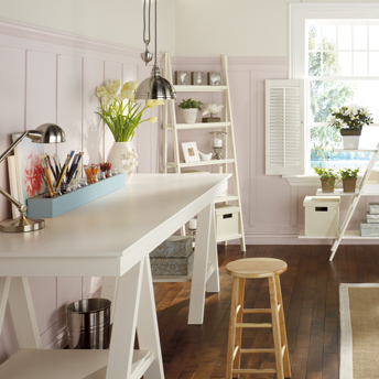 Bureau &agrave; la maison avec table d&rsquo;artiste et rangement