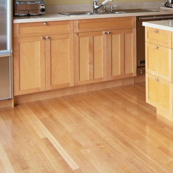 Le plancher de bois franc demeure un grand classique dans la cuisine
