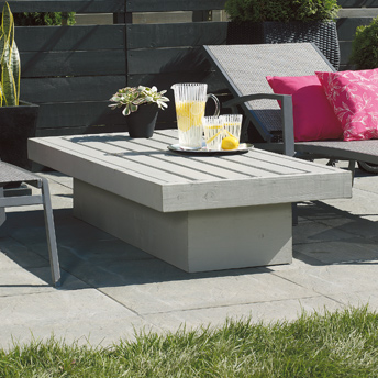 Outre son aspect fonctionnel, une table basse donne du style au patio ou à la terrasse 