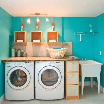 Salle de lavage de couleur vive turquoise