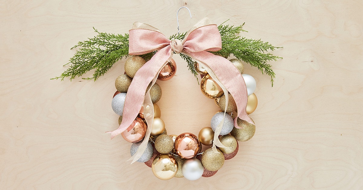 How to create a Christmas ball wreath in less than an hour