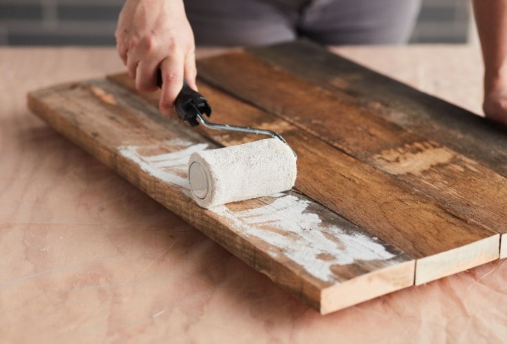 Personne peinturant des planches de bois Personne peinturant des planches de bois