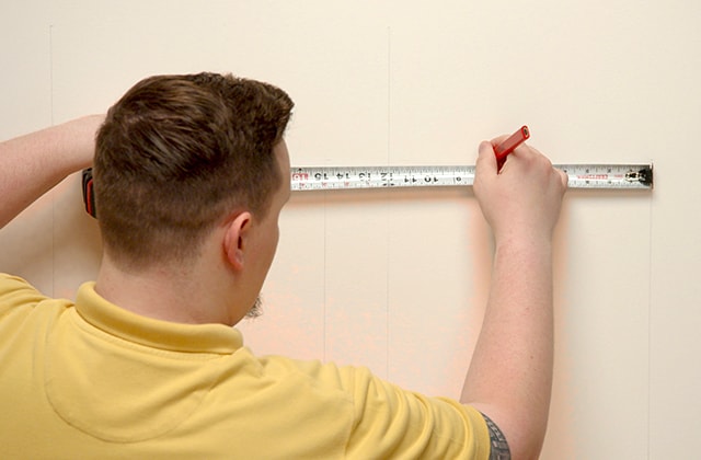 Man using a tape measure