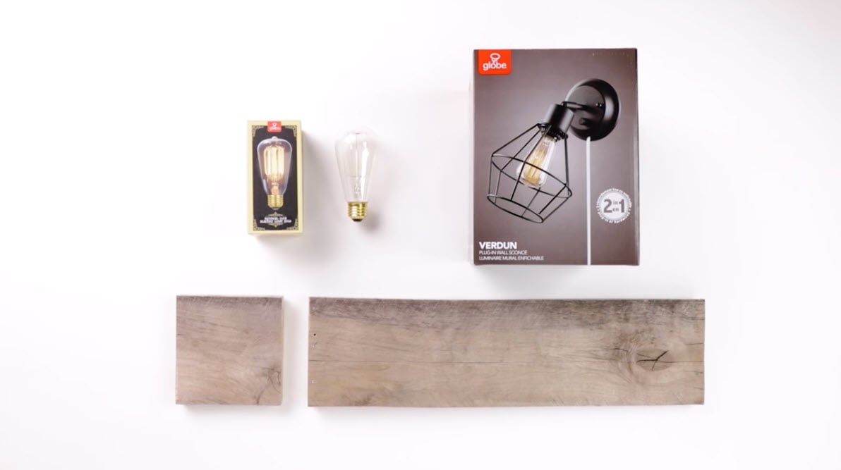 Luminaire avec applique murale en bois recyclé et abat-jour en cage