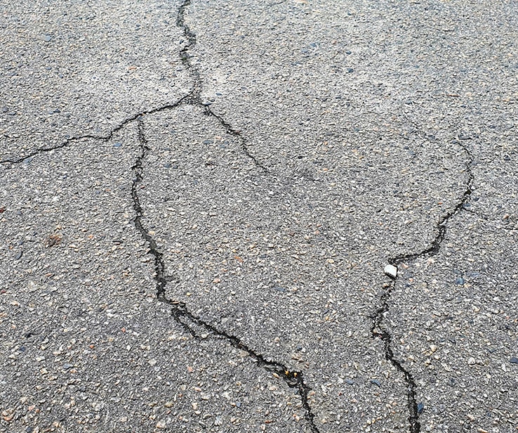 Comment réparer et sceller votre entrée en asphalte RONA