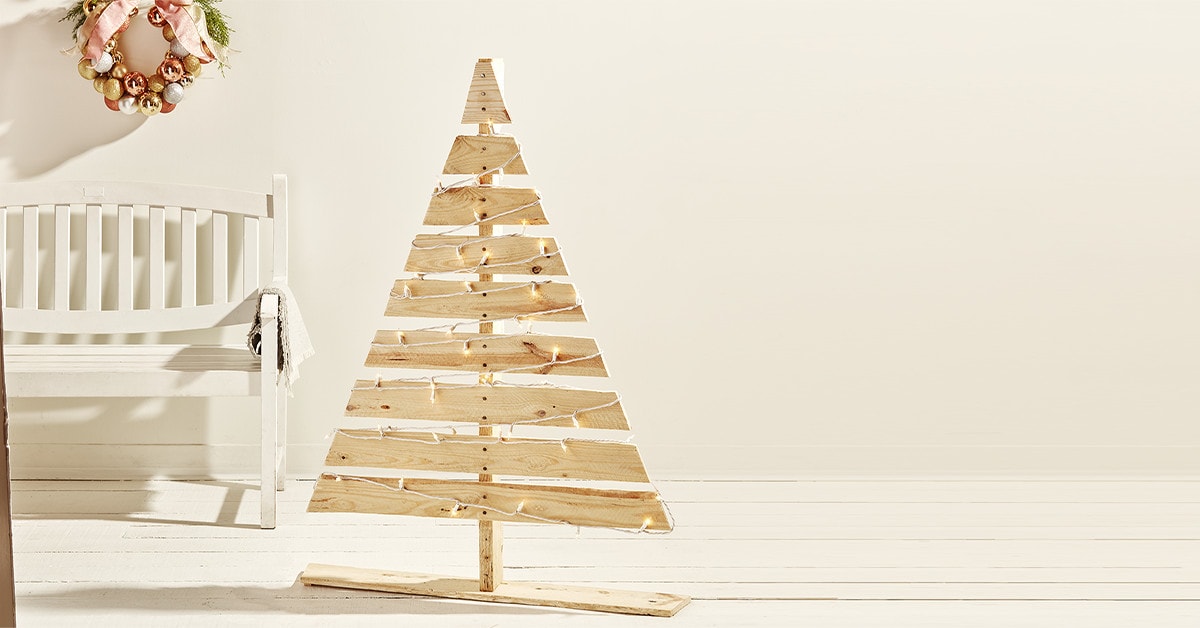 How to build a Christmas tree with a wood pallet in only 8 steps