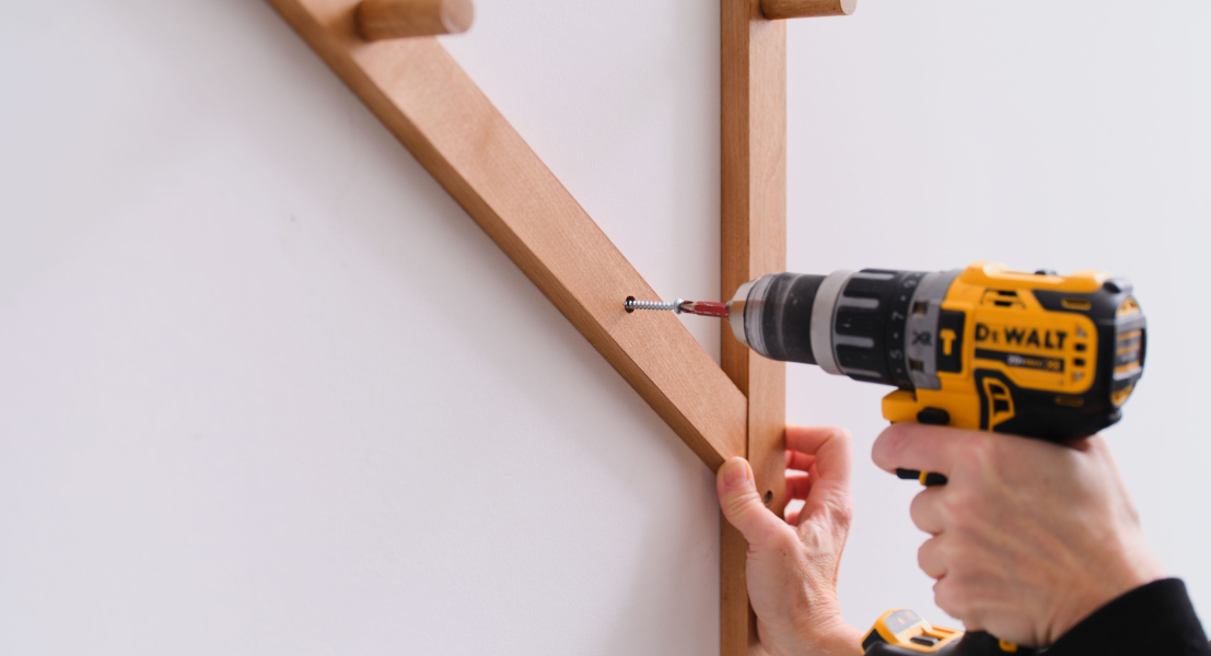 Personne qui perce l’arbre au mur