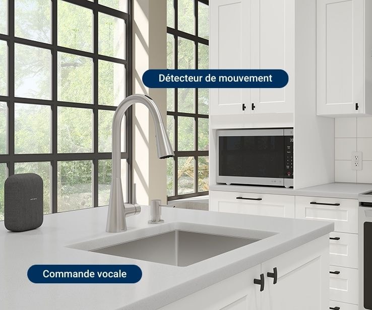Robinet intelligent dans une cuisine moderne Robinet intelligent dans une cuisine moderne