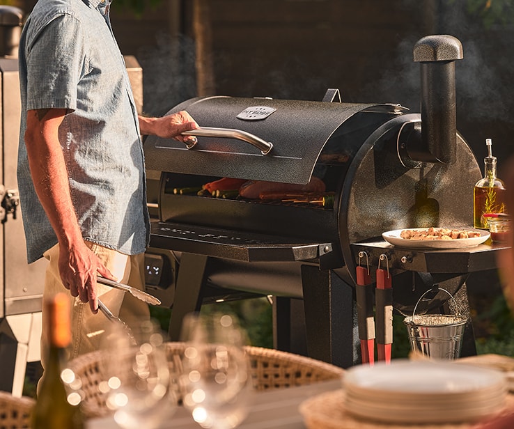Homme utilisant un barbecue Homme utilisant un barbecue