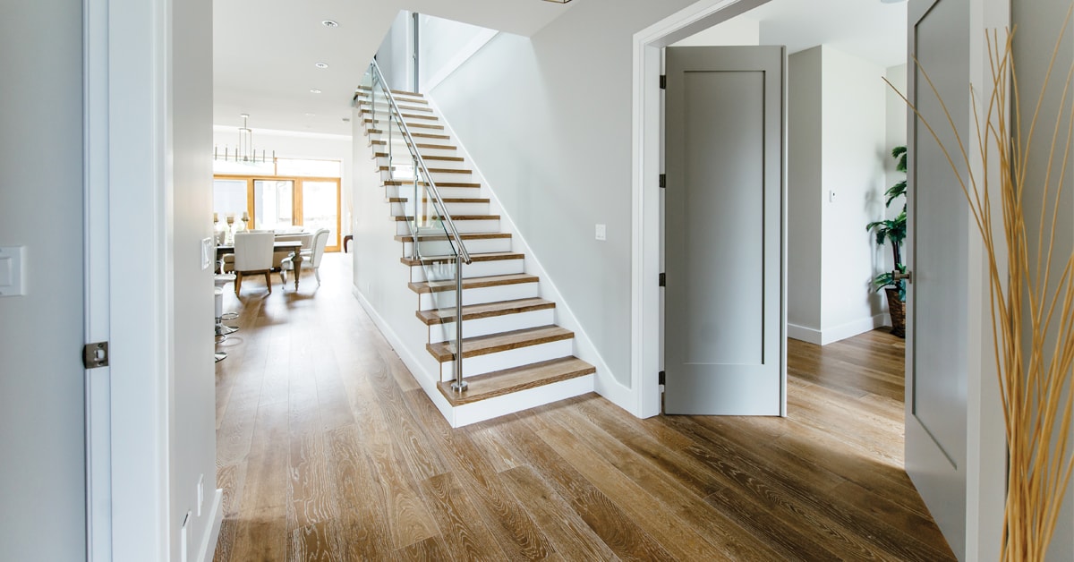 Installation Du Plancher En Stratifié Panneau De Plancher De Parquet De  Coupe De Charpentier Image stock - Image du personne, amélioration: 72051219