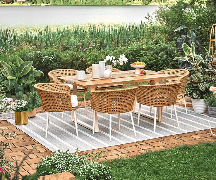 Dining set with an outdoor rug