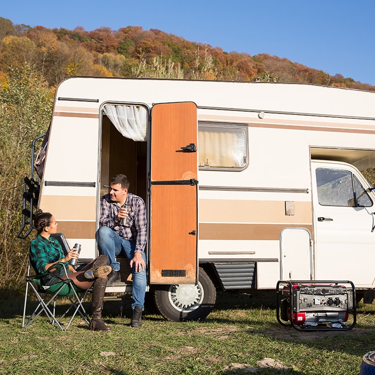Couple en camping avec une génératrice Couple en camping avec une génératrice