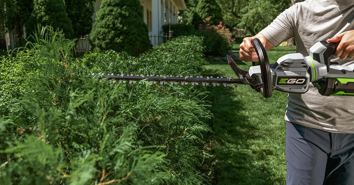 BLACK+DECKER 40-volt Max 24-in Battery Hedge Trimmer 1.5 Ah (Battery and  Charger Included) in the Hedge Trimmers department at