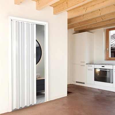 Cuisine avec porte accordéon menant à une salle d’eau