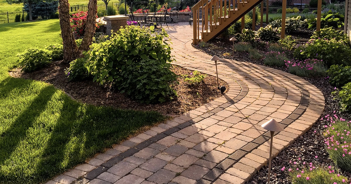 Choosing paving slabs, wall blocks and pavers for a successful landscaping project