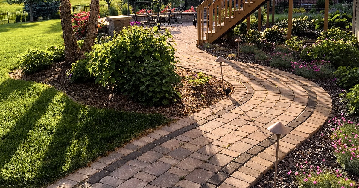 Choosing paving slabs, wall blocks and pavers for a successful landscaping project