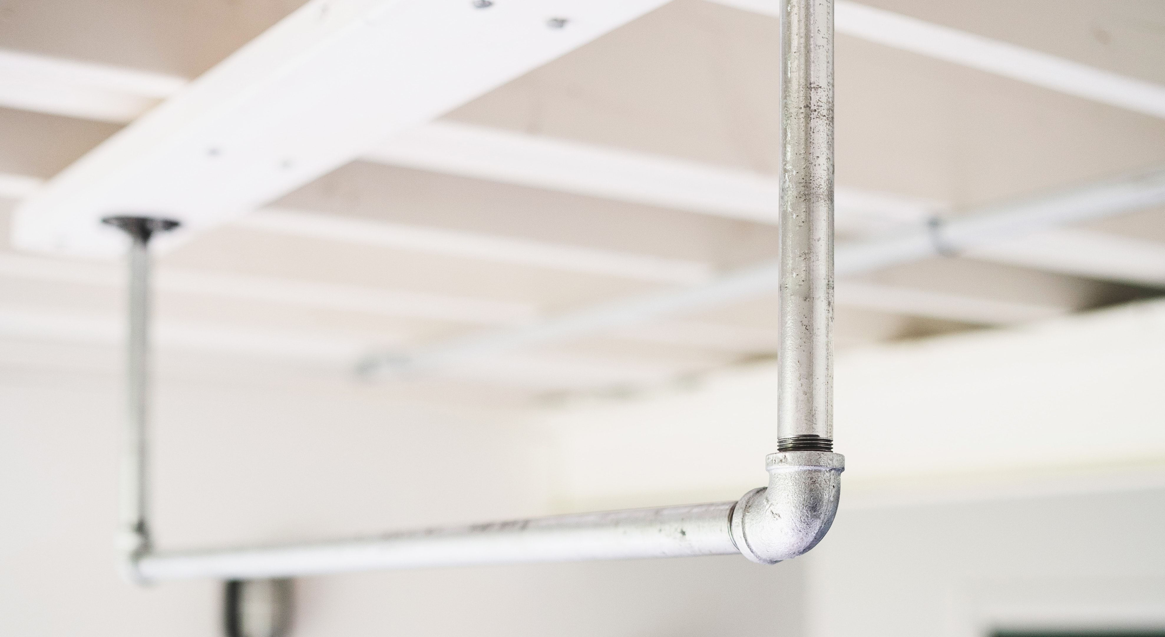 Metal pull bar in a home gym