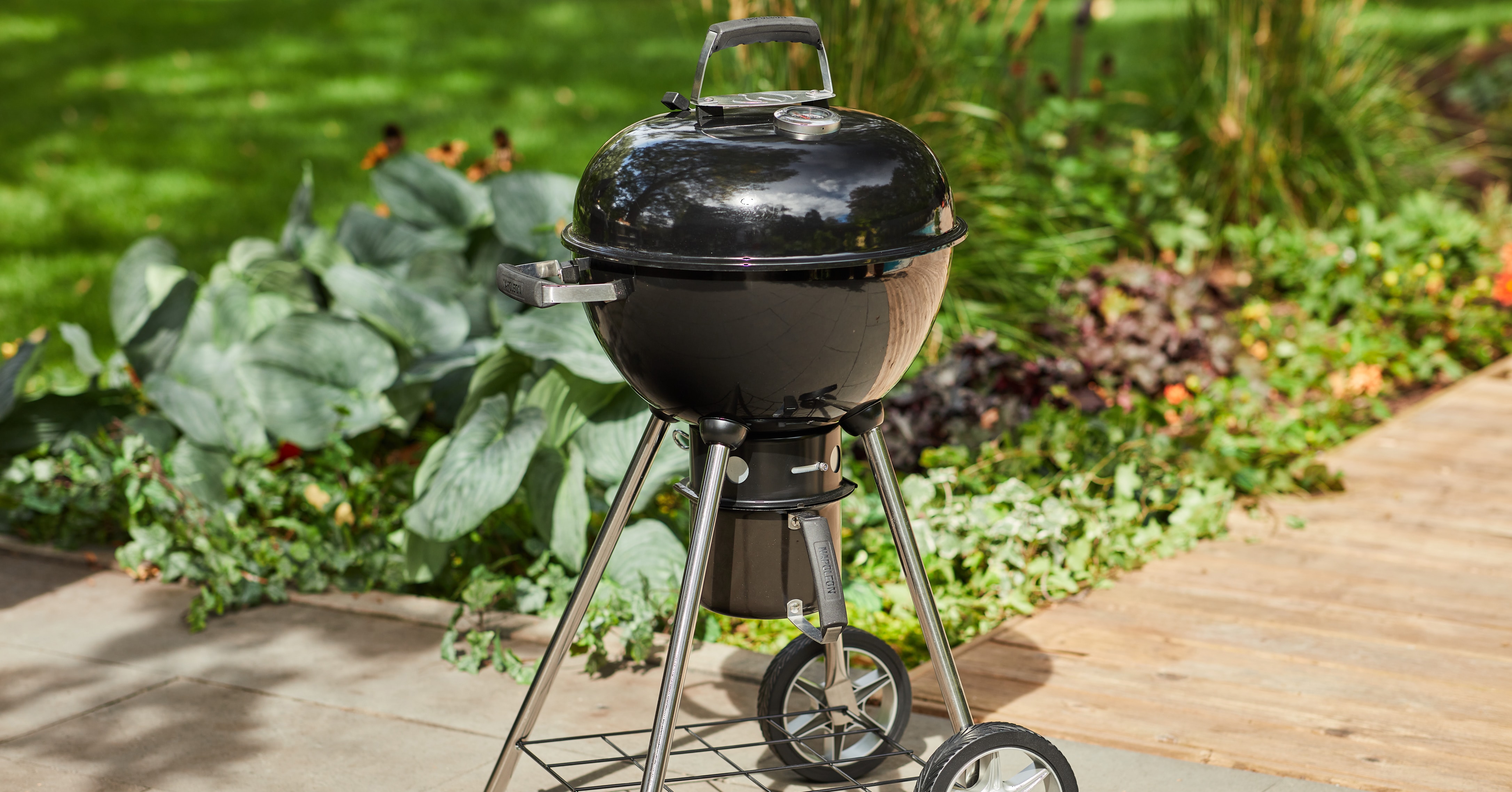 Barbecue au charbon noir