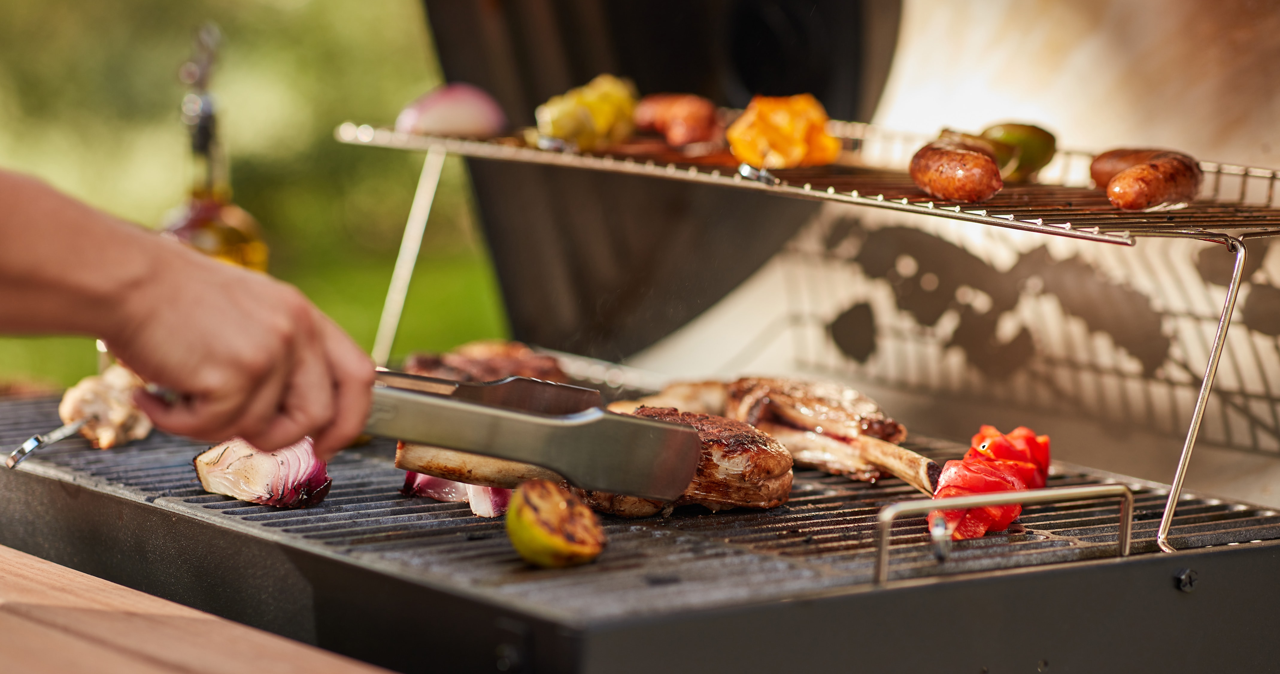 Viande et légumes en train de cuire au barbecue