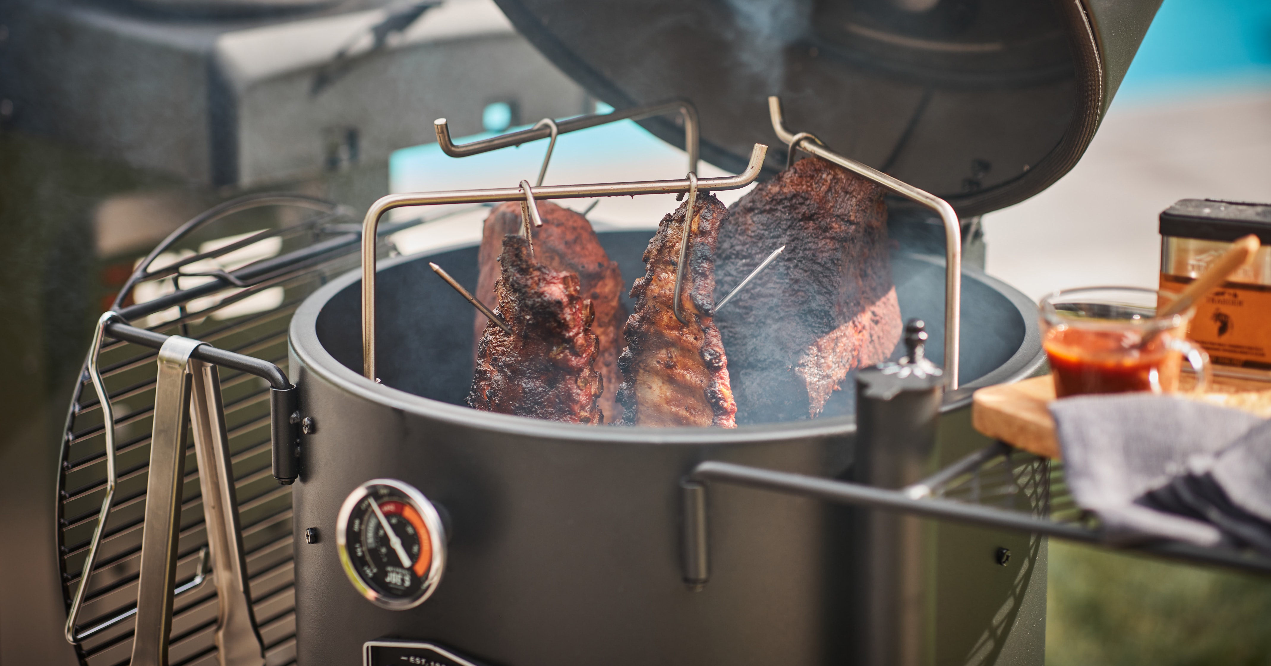 Fumoir avec de la viande accrochée