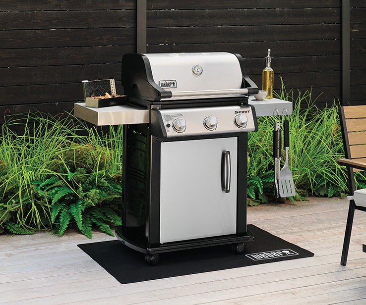 Un BBQ au gaz sur une terrasse Un BBQ au gaz sur une terrasse