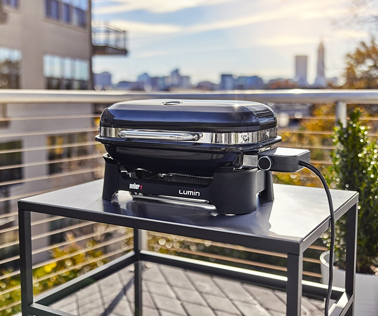 Un BBQ électrique sur un petit patio Un BBQ électrique sur un petit patio