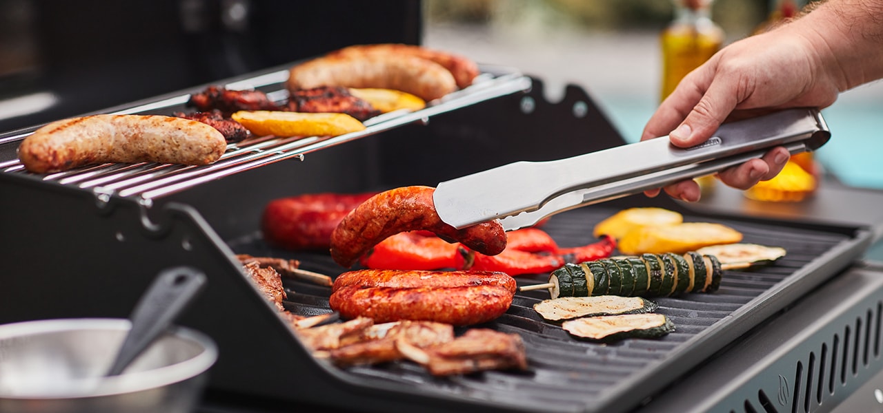 Personne cuisinant sur un BBQ Personne cuisinant sur un BBQ