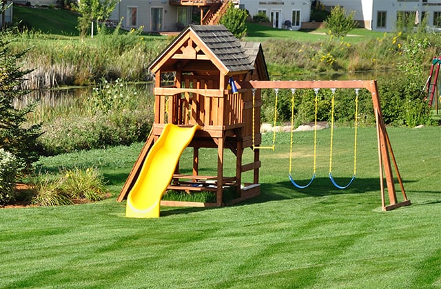 Maison en bois, jeux exterieurs et sports