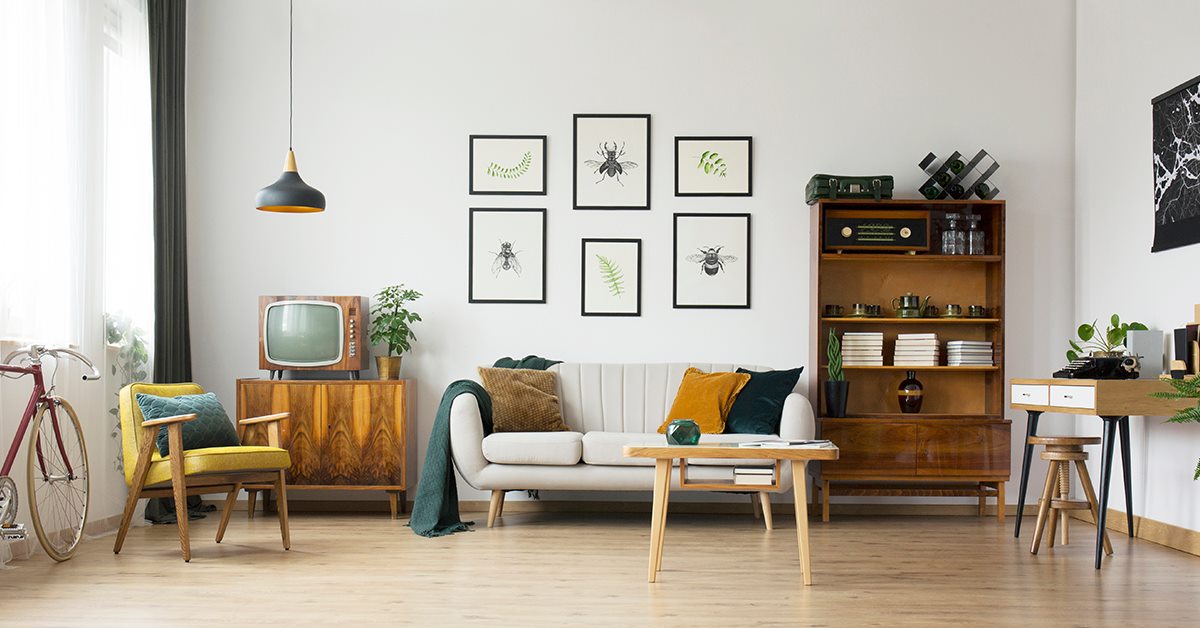 Vue De Face D'un Salon Avec Des Murs En Bois Clair, Un Long Canapé