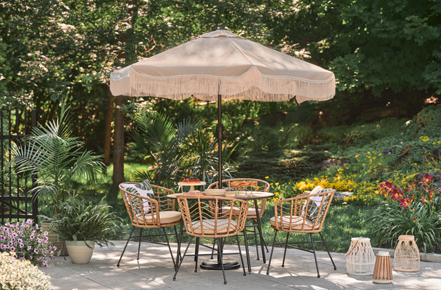 Meubles de patio avec un parasol orange près d’une piscine Meubles de patio avec un parasol orange près d’une piscine