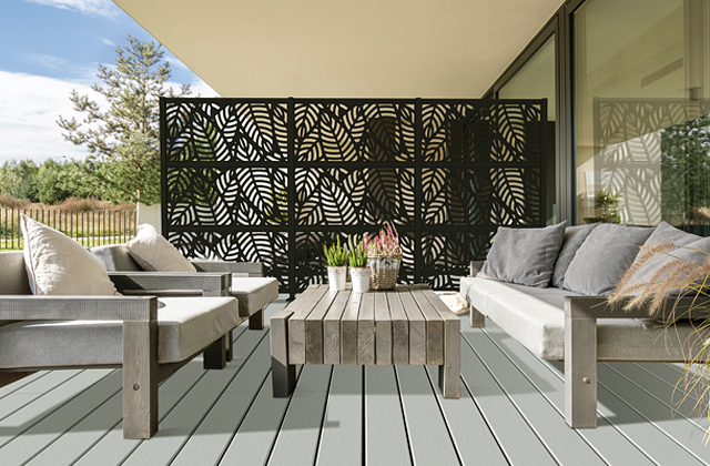 Terrasse en composite moderne avec des panneaux d’intimité noirs