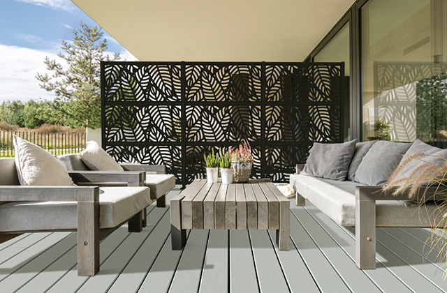 Terrasse en composite moderne avec des panneaux d’intimité noirs Terrasse en composite moderne avec des panneaux d’intimité noirs