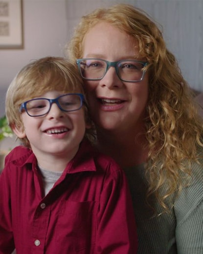 Femme assise avec son fils sur les genoux Femme assise avec son fils sur les genoux