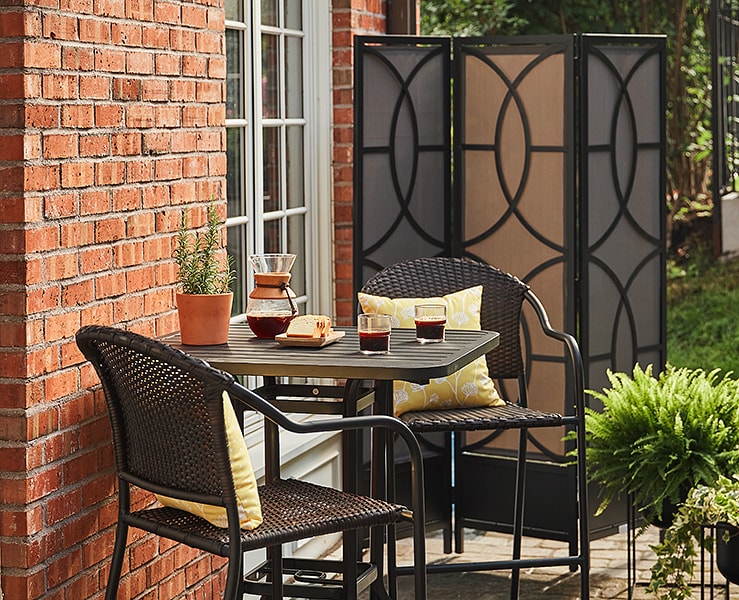 Small patio with a modern-looking privacy screen