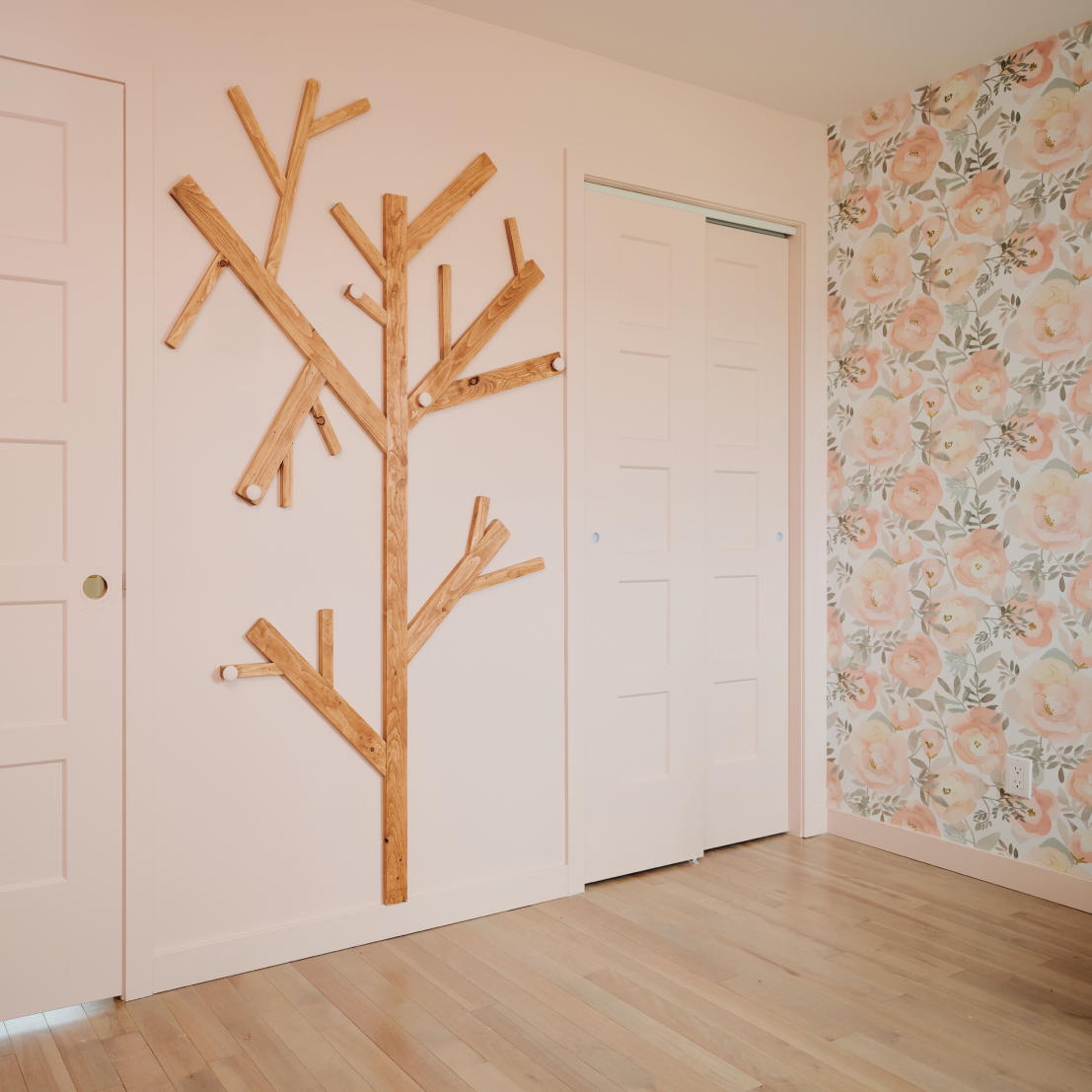 L’arbre au mur dans la chambre de bébé des rouges