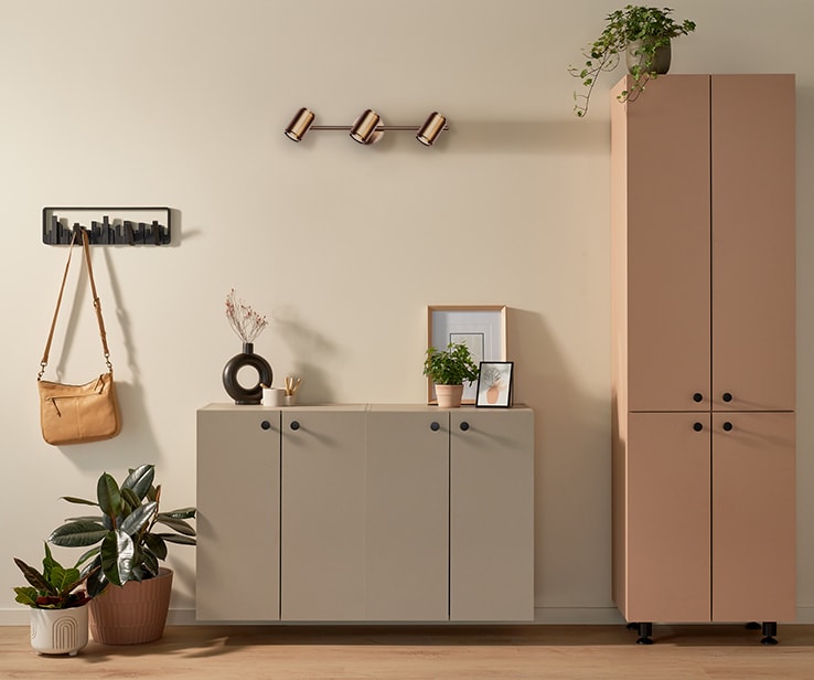 Entrance with earthy colours and a lot of closed storage Entrance with earthy colours and a lot of closed storage