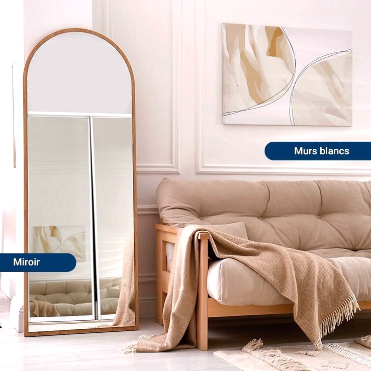 Salon avec des murs blancs et un grand miroir Salon avec des murs blancs et un grand miroir