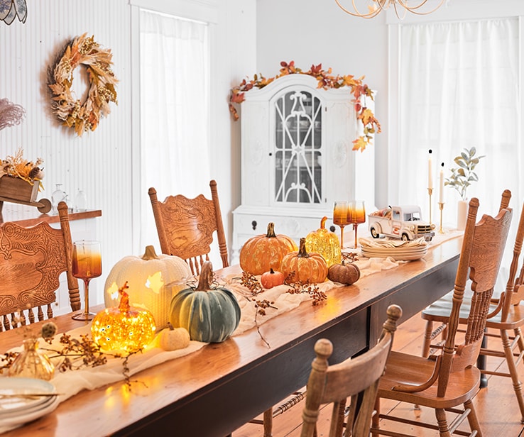 Table avec des décorations d’automne