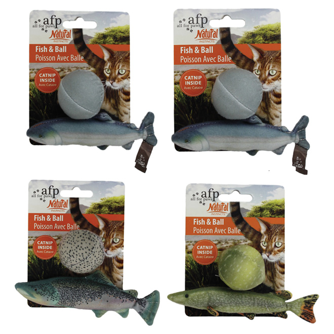 Jouet en peluche avec herbe à chat, poisson et balle