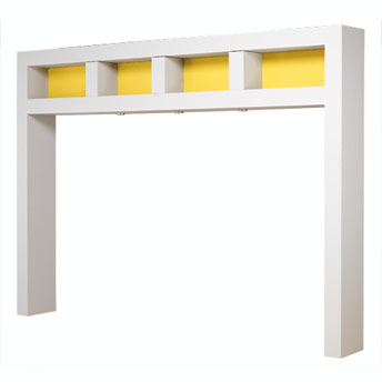 Vue des étagères avec fond de la couleur du mur