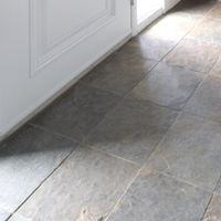 Les carreaux d’ardoise sont classiques et indémodables dans l’entrée