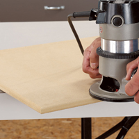 Toupiller le contour du couvercle du coffre de rangement