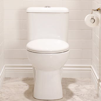 11 manières de déboucher des toilettes - wikiHow  Toilettes bouchées,  Déboucher toilette, Trucs et astuces