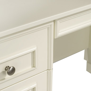 Decorative mouldings on the desk 