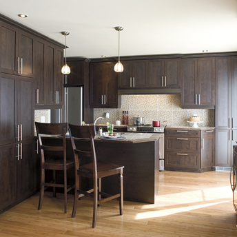 Functional kitchen: lunch counter, extra storage