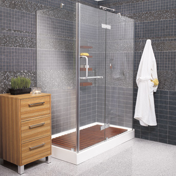 Certaines bases de douche préfabriquées peuvent supporter le poids de 3 panneaux latéraux vitrés.