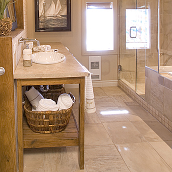 Salle de bain avec carreaux de marbre lustrés
